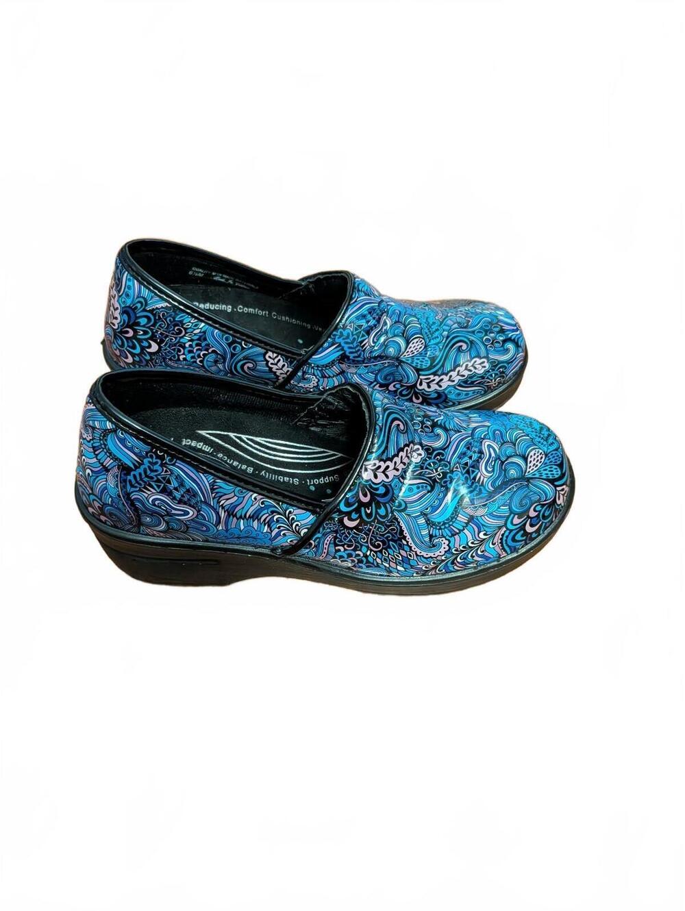 Easy Works by Easy Street Lyndee Clogs Blue & Purple Paisley Comfort Size 6.5M
